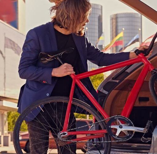 Zu sehen ist Bild 1 zum Beitrag mit dem Thema: Fahrrad im Auto transportieren und 2 Fahrräder im Kofferraum transportieren so wie Fahrradhalterung Auto innen