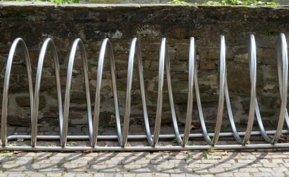 Zu sehen ist Bild 1 zum Beitrag mit dem Thema: Fahrradhalter freistehend: Empfehlungen & Tipps