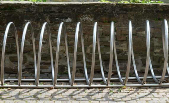 Zu sehen ist Bild 1 zum Beitrag mit dem Thema: Fahrradhalter freistehend: Empfehlungen & Tipps