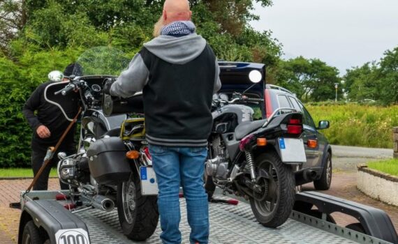 Zu sehen ist Bild 1 zum Beitrag mit dem Thema: Motorrad mit Auto transportieren: Halterungen & Tipps