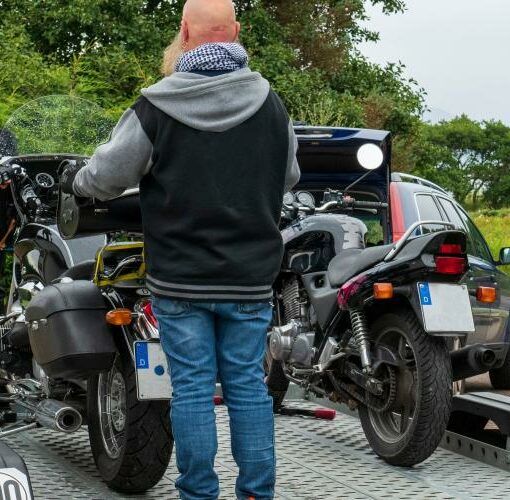 Zu sehen ist Bild 1 zum Beitrag mit dem Thema: Motorrad mit Auto transportieren: Halterungen & Tipps